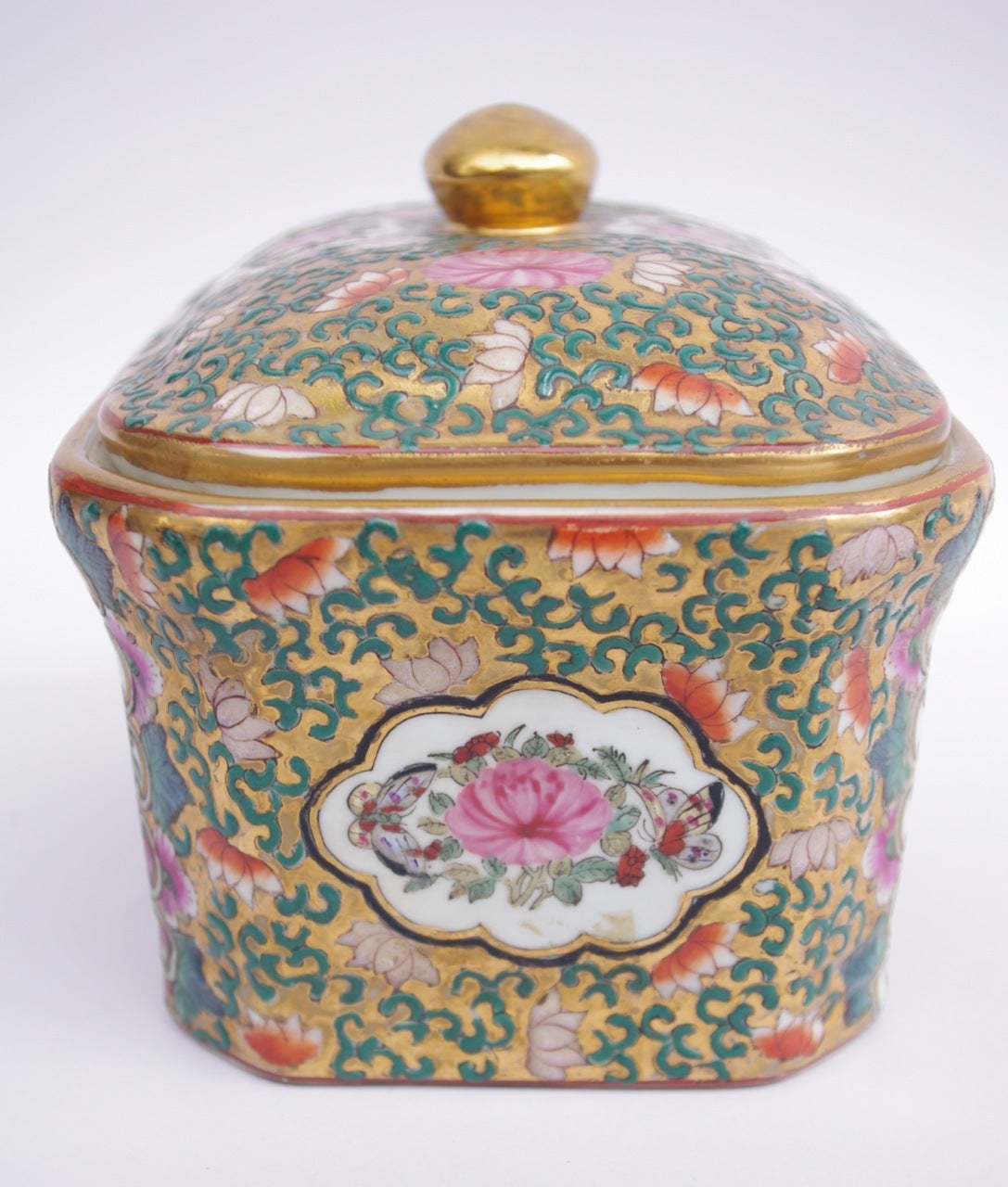 Japanese Covered Canton porcelain box, circa 1900