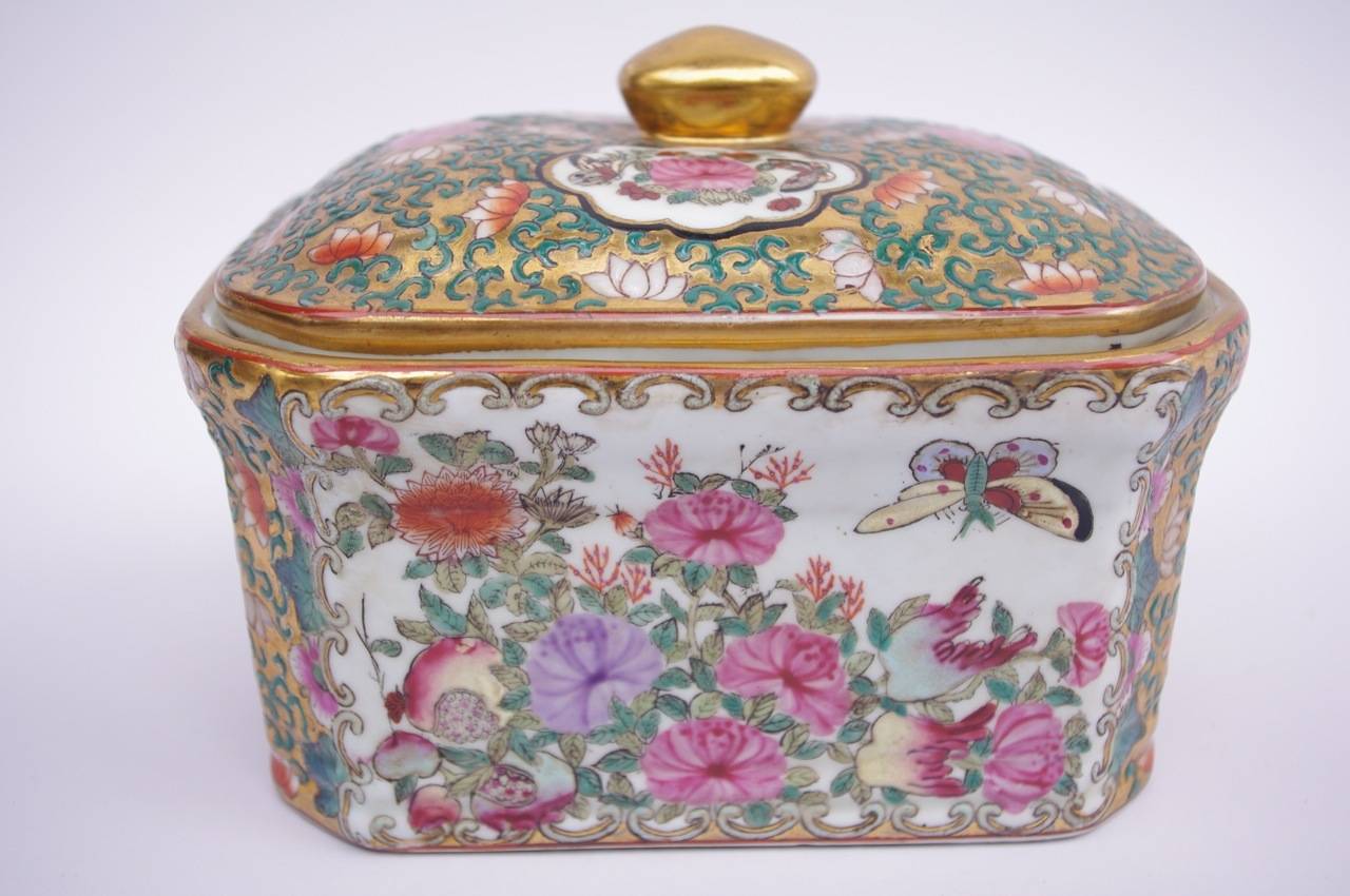 Covered Canton porcelain box, circa 1900 In Good Condition In Saint-Ouen, FR