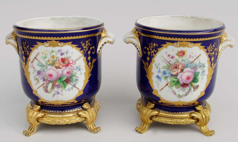 . Paris porcelain
. Mounted in fine gilded bronze
. 19th century