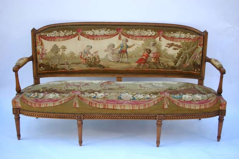 . Six armchairs and a sofa
. Royal manufacturer of Aubusson
. Decoration with children playing blind-man's-buff and Jean de la Fontaine fables
. Armchairs : 16,5