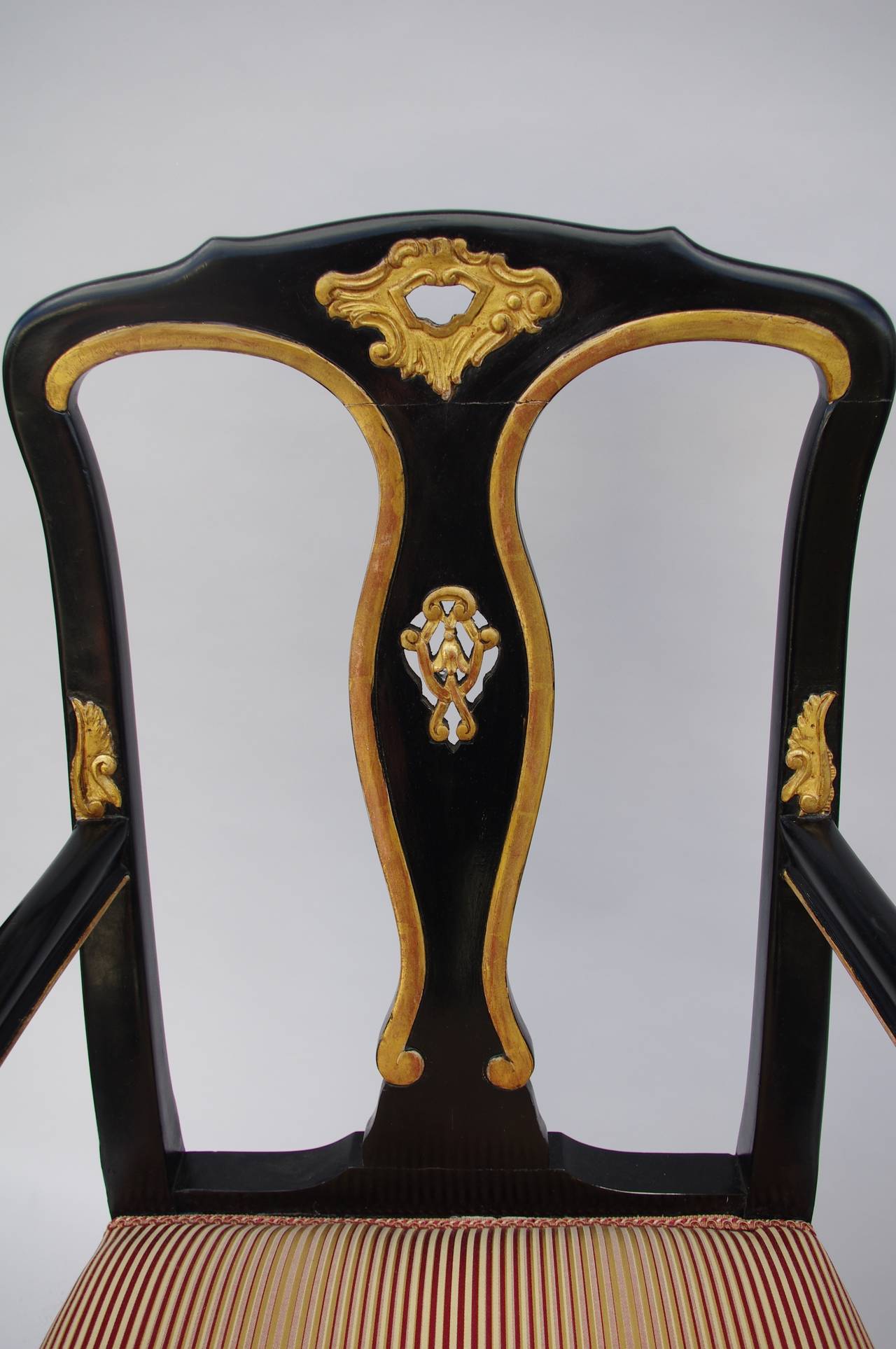 Pair of Chippendale style armchairs, carved and lacquered wood, 20th century In Good Condition For Sale In Saint-Ouen, FR