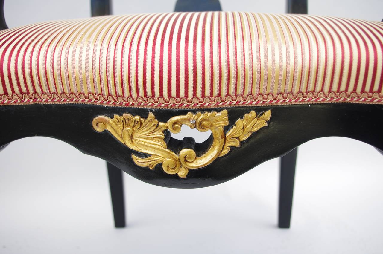 Wood Pair of Chippendale style armchairs, carved and lacquered wood, 20th century For Sale
