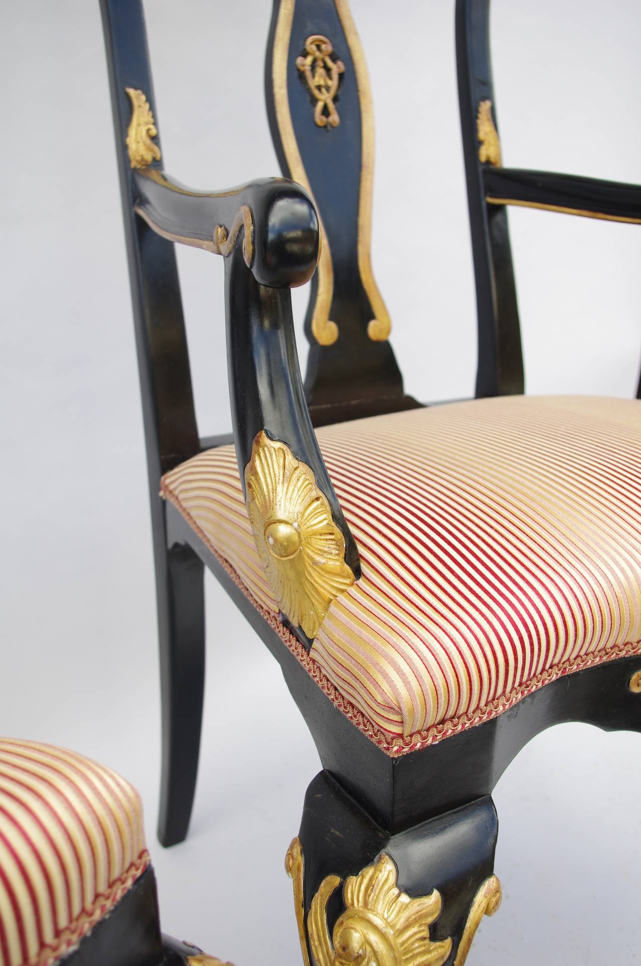 Sessel im Chippendale-Stil, geschnitztes und lackiertes Holz, 20. Jahrhundert, Paar (Ende des 20. Jahrhunderts) im Angebot