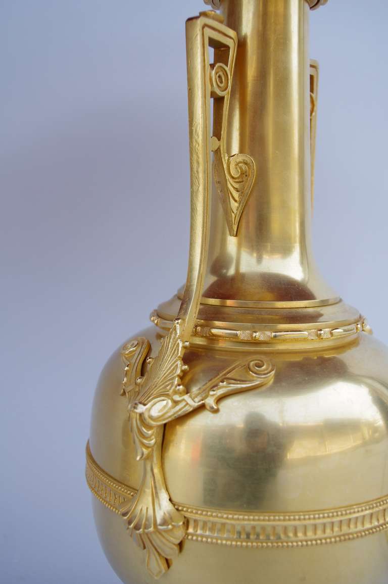 Paar flaschenförmige Lampen aus vergoldetem Messing und Bronze, um 1880 (Französisch) im Angebot