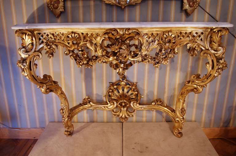 . Stamped by GUERET FRERES, famous for the high quality of wood carving 
. Louis XV style
. Gilded and carved wood
. White marble top