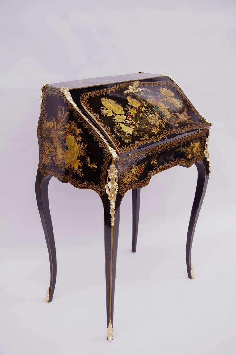 . Louis XV style
. Black lacquered with Asian decor
. Gilt bronze
. Curved on each side
. Circa 1950