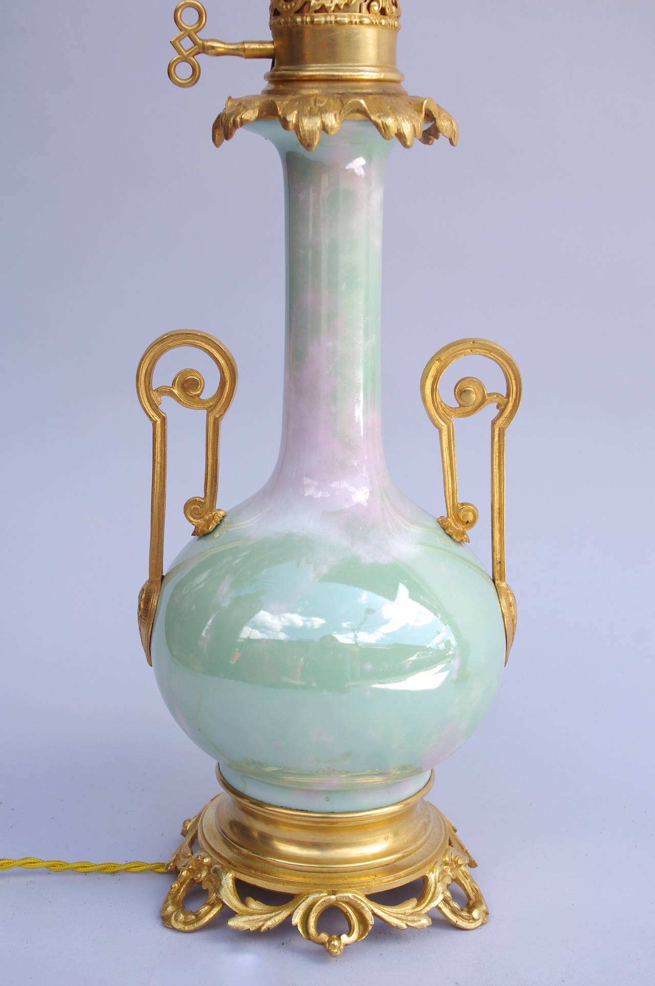 Napoleone III Coppia di lampade in porcellana celadon iridescente, 1880 circa in vendita
