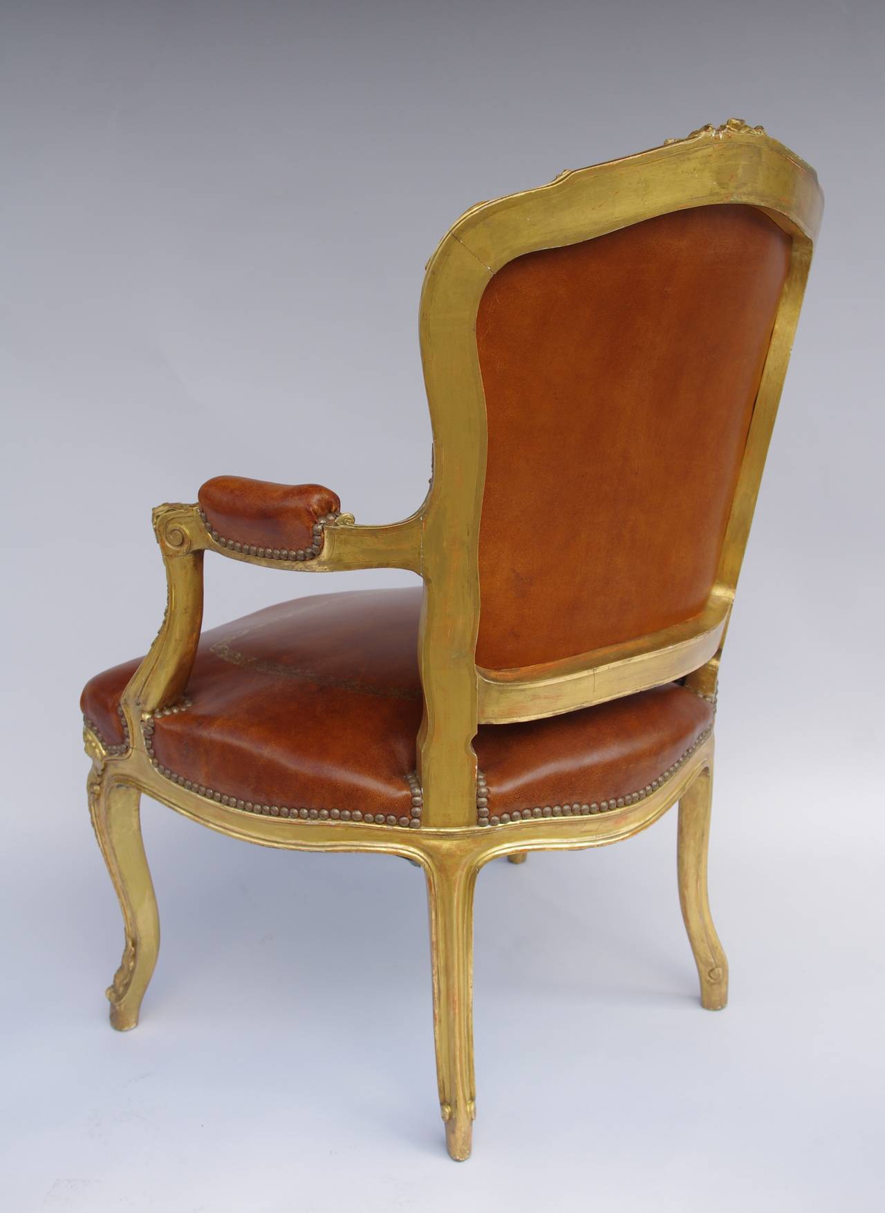 . Brown leather
. Circa 1860
. Louis XV style
. Sculpted and giltwood