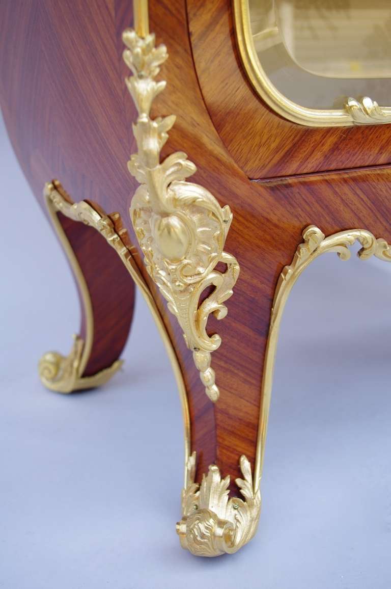Small Louis XV Style Showcase In Excellent Condition In Saint-Ouen, FR