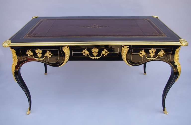. Gilt and chiseled bronze
. Brown leather top with gilt highlights
. Louis XV style
. French work from the end of the 19th century
. Opening on three drawers
. Black lacquered