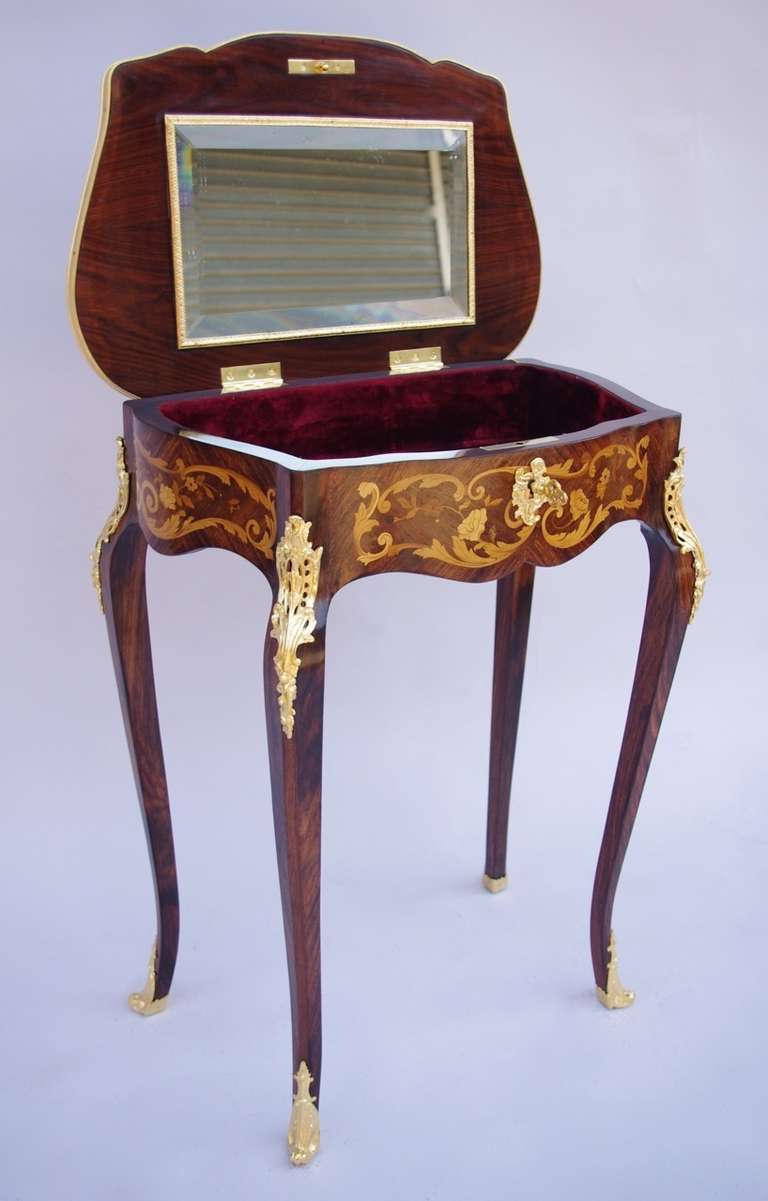 Small Louis XV Style Vanity Table in Marquetry and Gilt Bronze In Excellent Condition In Saint-Ouen, FR