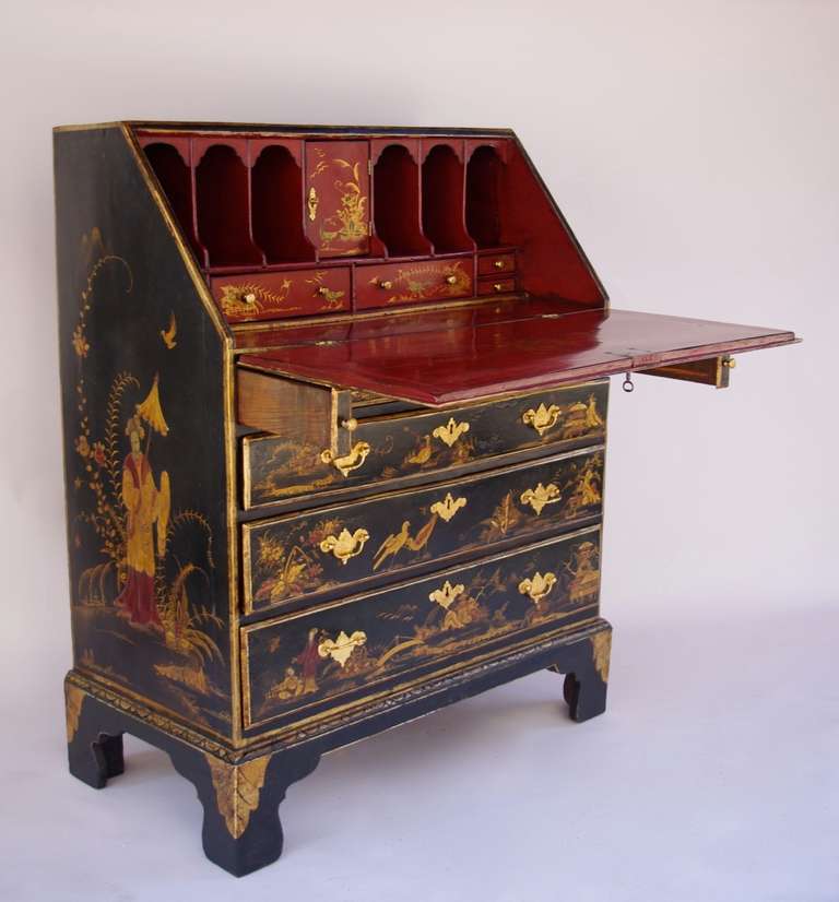 . Chinese black lacquered with gilt highlights
. Openning on one flap door with separations inside and, four different size of drawers
. Gilt and chiseled bronze such as lockers, handles and buttons of zippers 
. In 1797, The Liverpool hom