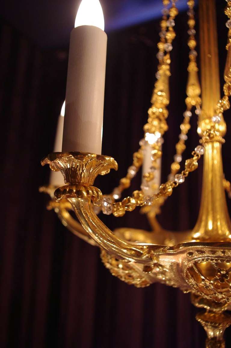 Small elegant Louis XV style gilt bronze chandelier with pearls from 1900 In Excellent Condition In Saint-Ouen, FR