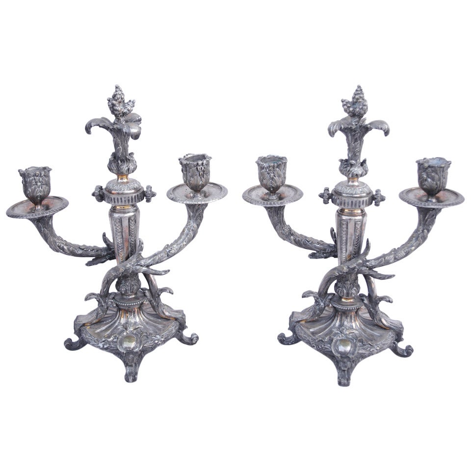Paire de chandeliers de style Louis XVI en métal argenté, période Napoléon III