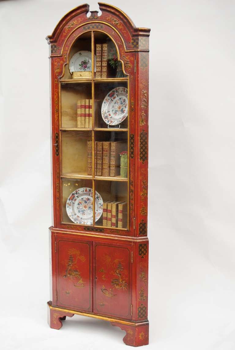 Red Lacquered Showcase Circa 1900 Used to Put Against a Corner In Excellent Condition In Saint-Ouen, FR