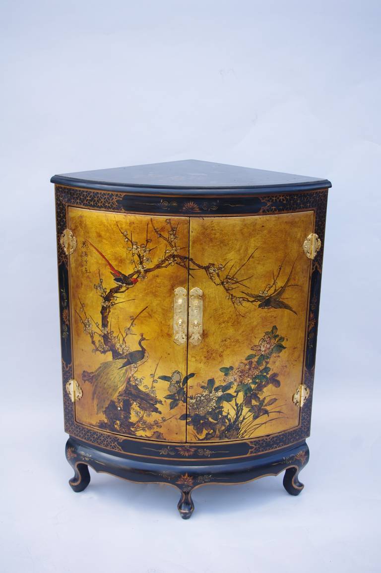 . Chinese style black and golden lacquer.
. Decor of peacock, cherry tree branch, birds and foliages.
. Louis XV style.
. Work from 1970s.
. Fittings and locks in Chinese style gilt bronze.
. Based on four curved feet.
. Opening on.
