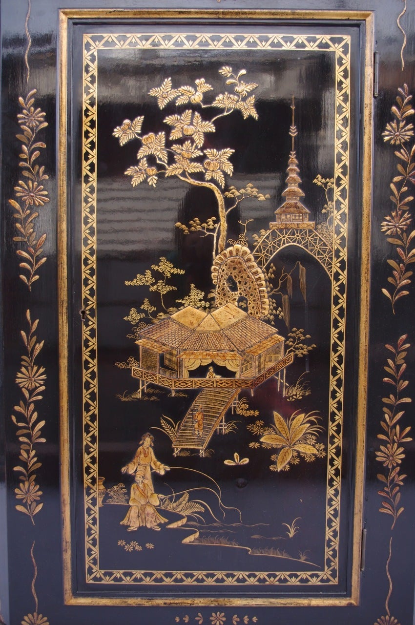 Chinese Lacquer Corner Cupboard Vitrine, circa 1900 In Excellent Condition In Saint-Ouen, FR