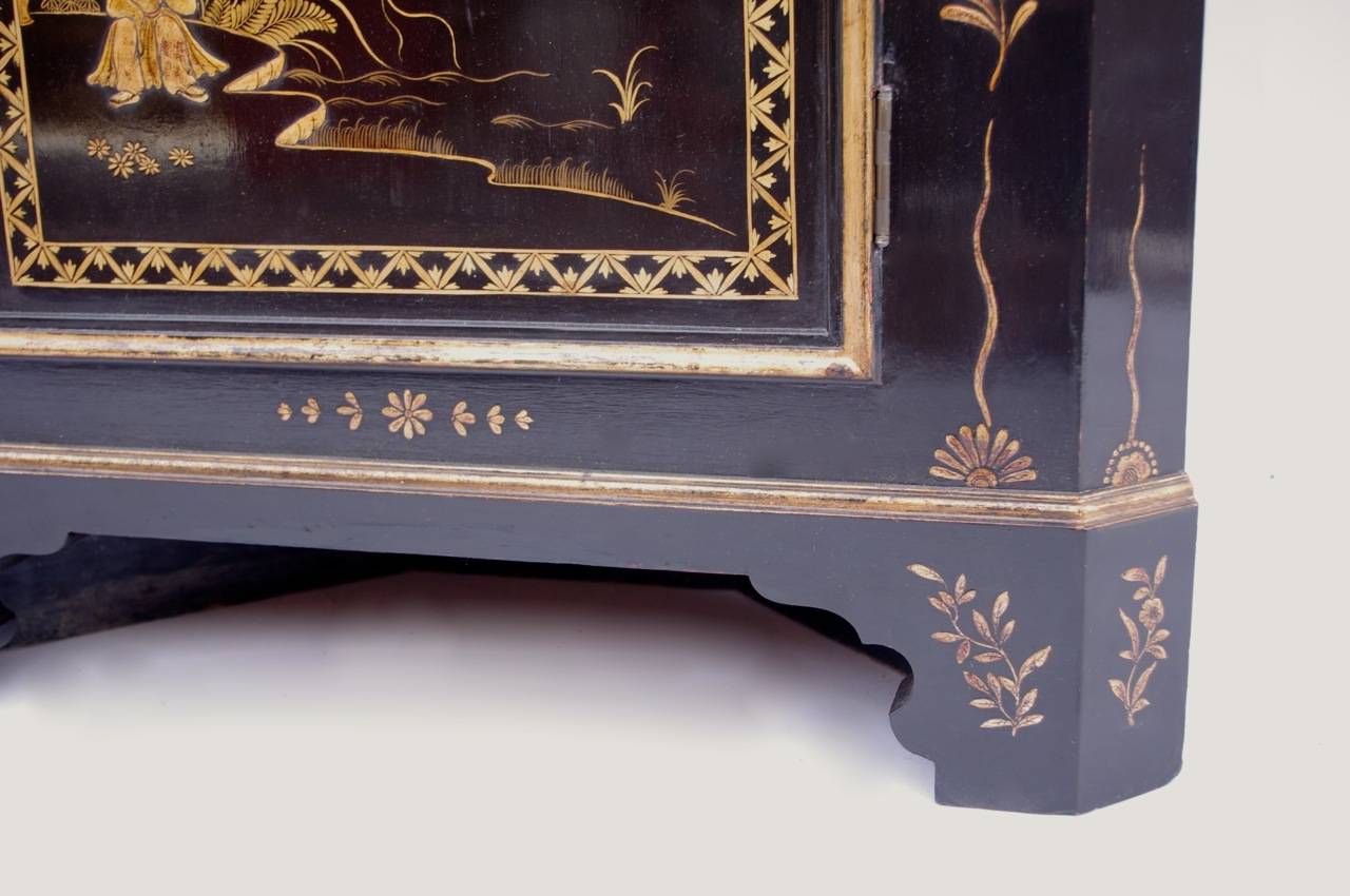 Chinoiserie Chinese Lacquer Corner Cupboard Vitrine, circa 1900