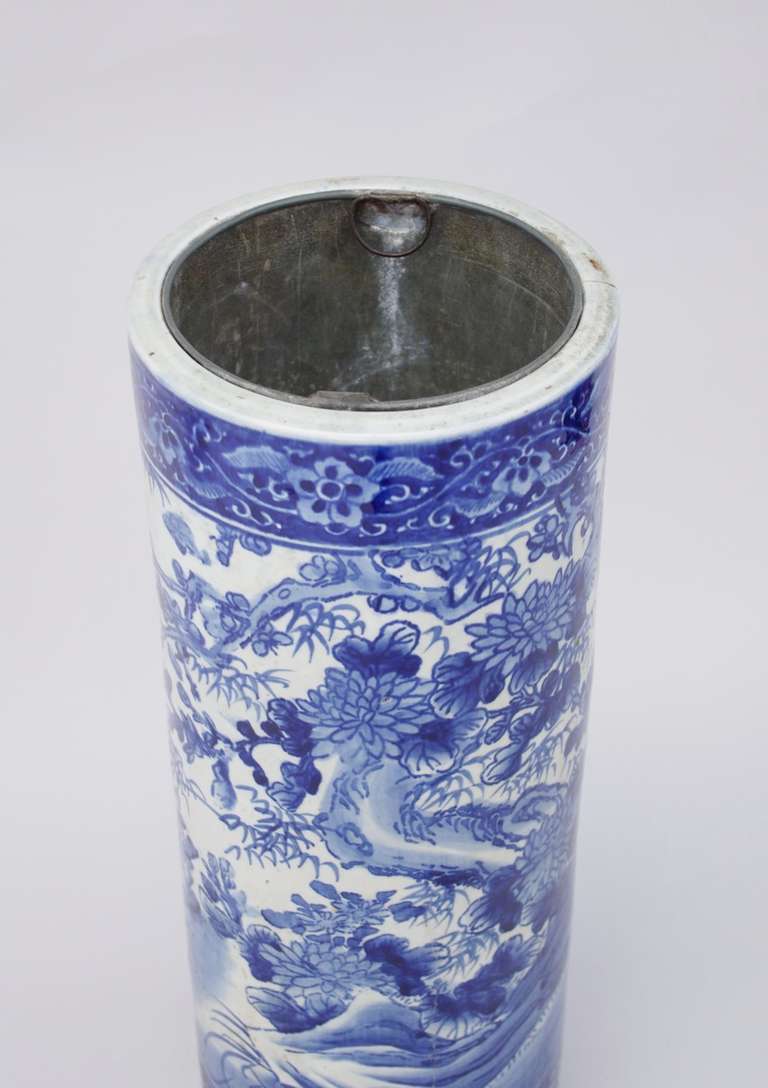Chinese work from the end of the 19th century.
Blue and white porcelain.