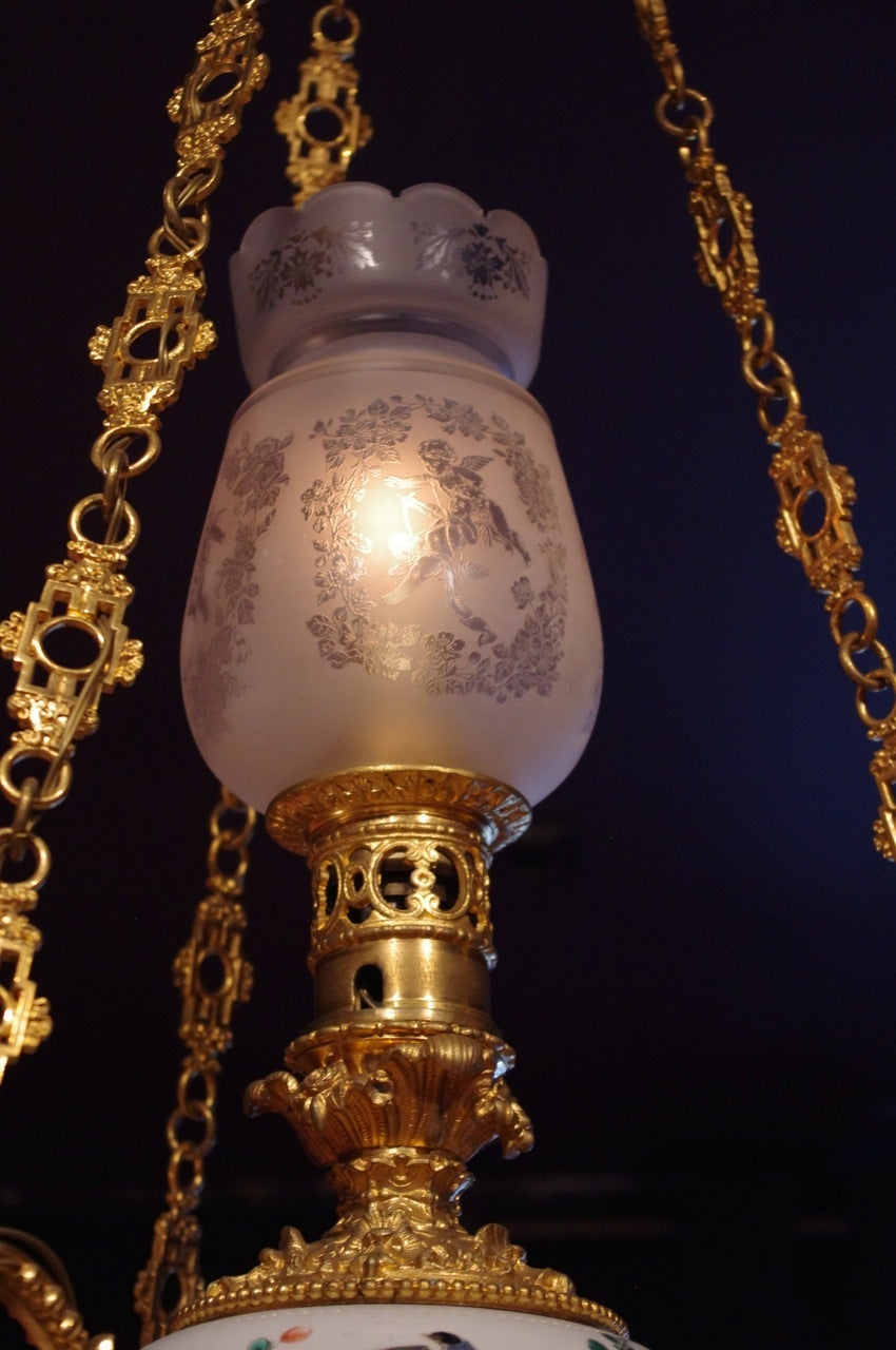 Chandelier with a Chinese Canton porcelain vase with a white background and ornamentation of cherry blossom branches, three arms chiseled and gilt bronze mount and decorated in the Louis XV style with acanthus leaves and foliage.
Petrol lamp frosted