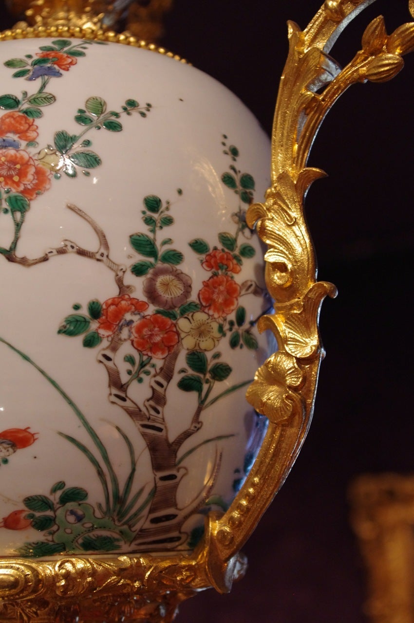 Araña de porcelana de Cantón, montura de bronce dorado, hacia 1880 Pintado a mano en venta