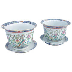 Pair of Chinese Canton Porcelain Covered Pots, circa 1900 2