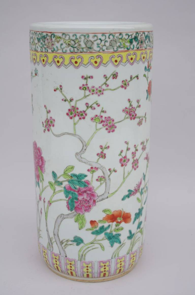 Canton Chinese porcelain cylindric umbrella stand, decorated with foliages and peonies.
Work made circa 1950.