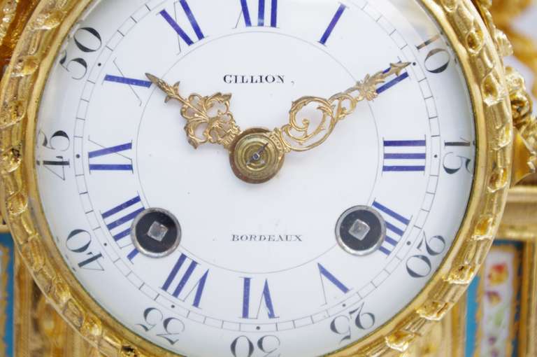 Uhr im Louis-XVI.-Stil in vergoldet  Bronze und Porzellan, spätes 19. Jahrhundert (Louis XVI.) im Angebot