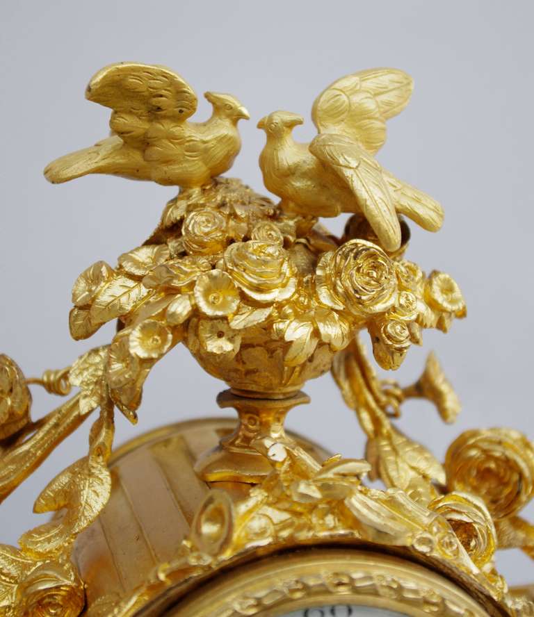 Uhr im Louis-XVI.-Stil in vergoldet  Bronze und Porzellan, spätes 19. Jahrhundert (Französisch) im Angebot