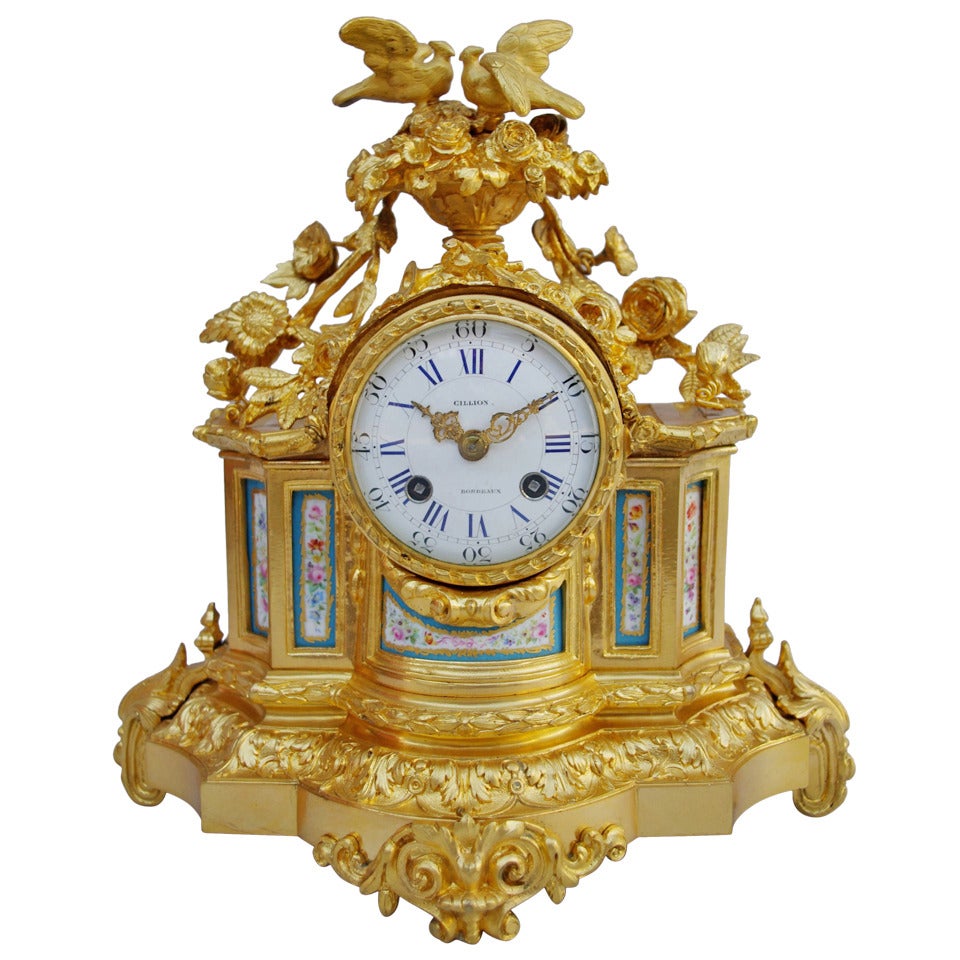 Uhr im Louis-XVI.-Stil in vergoldet  Bronze und Porzellan, spätes 19. Jahrhundert im Angebot