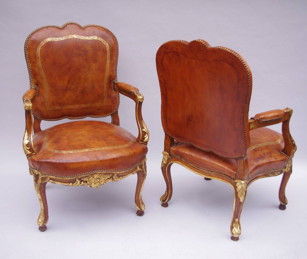 . Brown leather
. Louis XV style
. Curved feet
. Foliages sculpted on the armerests, and feet
. Gold leaf highlights
. Work from 1950