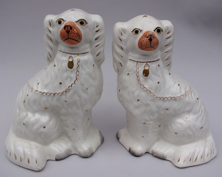 Delightful Pair of 19th Century Staffordshire Pottery Dogs In Excellent Condition In Saint-Ouen, FR