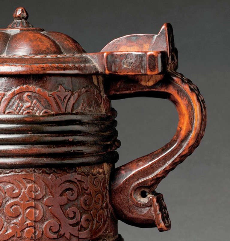 Fine Early Carved Coopered Peg Tankard with 'Jelly Mould Lid' In Excellent Condition In London, GB