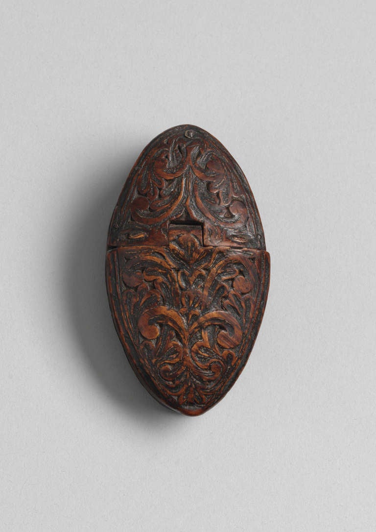 With Stylised Acanthus Carved Decoration 
Burr Birchwood
Norwegian, c1740
7.5 high x 4.5” long x 2.5” wide

Of oval naïveté form, this rare example is finely decorated with carved detailing to the body. The lid has an integral carved hinge