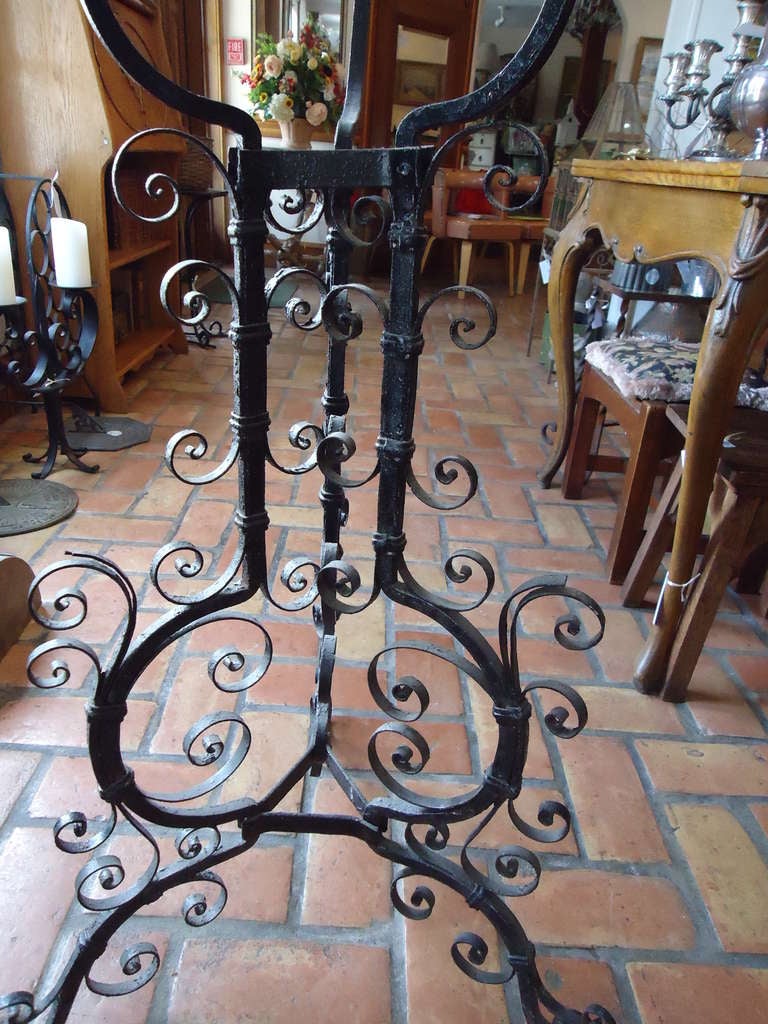 Arts and Crafts Porte-plante en fer forgé à la main à la manière de Samuel Yellin