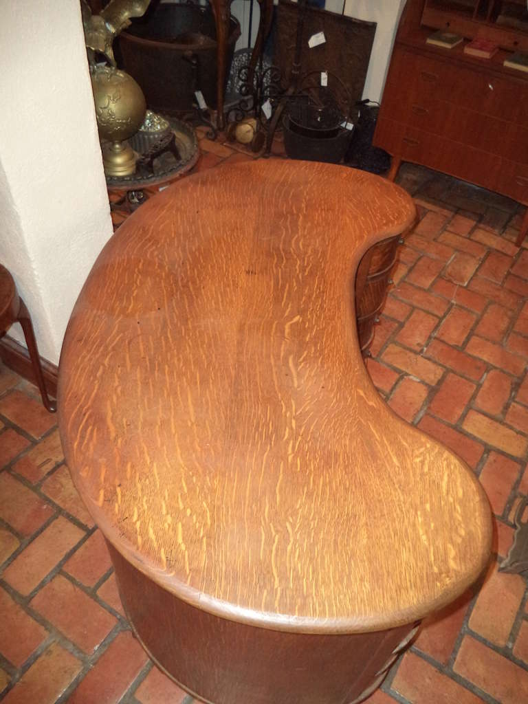 Antique Oak Kidney Shaped Desk In Excellent Condition In Redding, CT