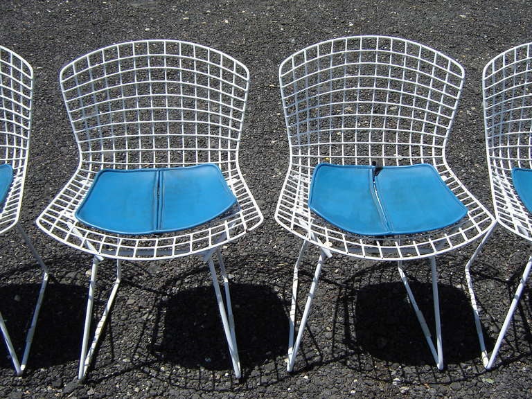 Pair of Welded Mesh White Chairs designed  by Harry Bertoia In Good Condition In Redding, CT