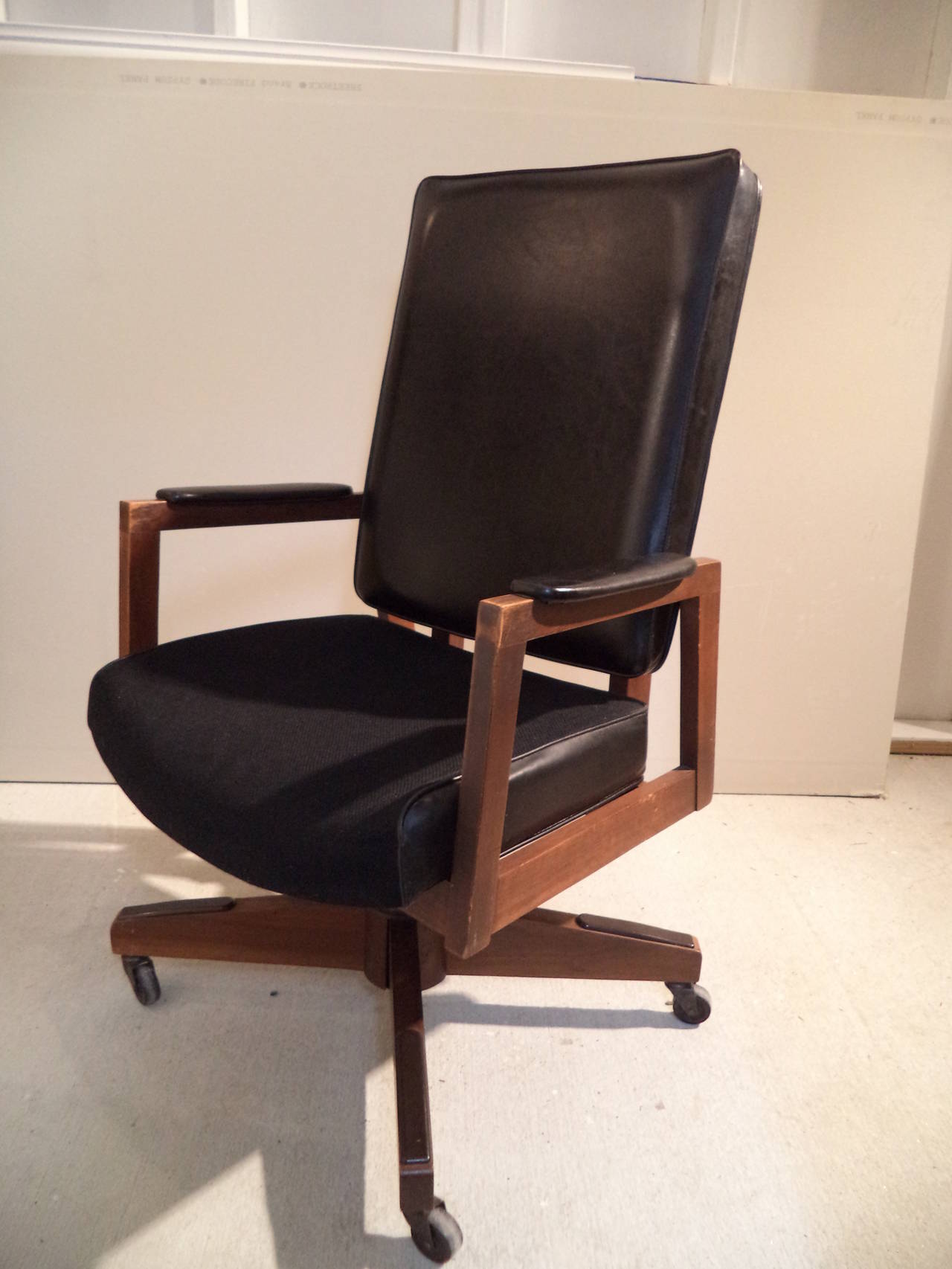 Mid-Century Executive Desk Chair In Good Condition In Redding, CT