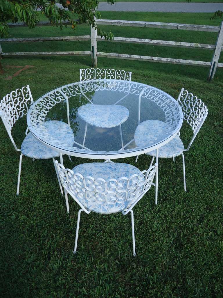 From the Outdoor Grenada Collection this well constructed table and chair set have a nice weight to them even though they appear very light.
The seats are generous in size for mid century modern and are very comfortable. This whimsical set would