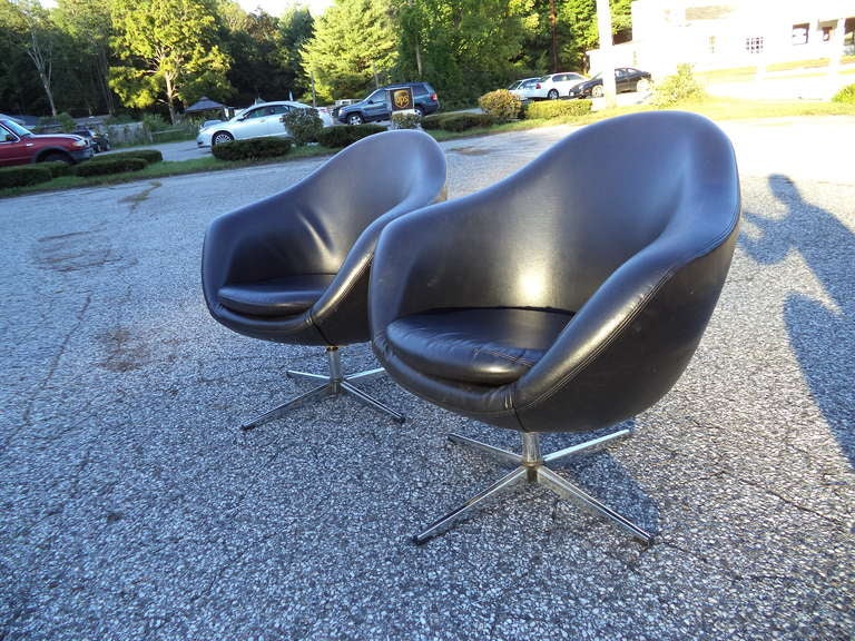 Mid-20th Century Pair of Vintage Overman Swivel lounge chairs