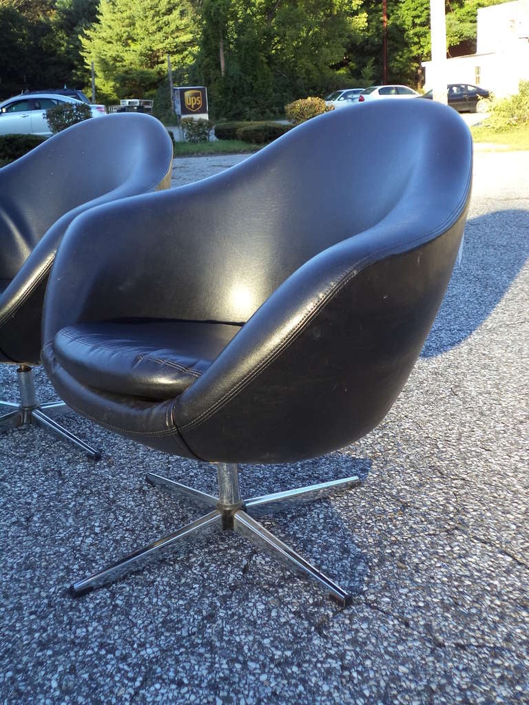 Pair of Vintage Overman Swivel lounge chairs In Excellent Condition In Redding, CT