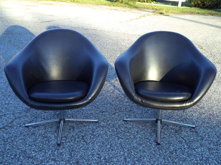 Mid-Century Modern Pair of Vintage Overman Swivel lounge chairs
