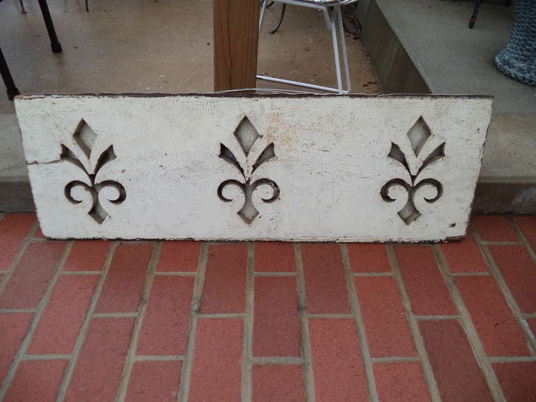 Pair of Antique Architectural Fleur de Lis Carved Panels In Excellent Condition In Redding, CT