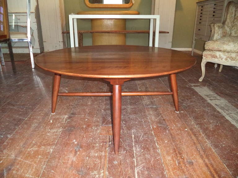 Round Mid Century Coffee Table In Excellent Condition In Redding, CT