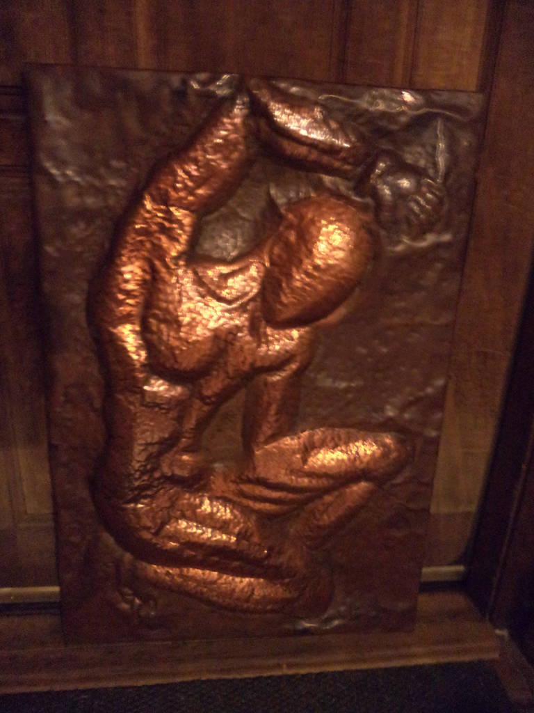 Relief mural en cuivre martelé du milieu du siècle dernier représentant un homme nu. Il a une belle sensation de 3D avec sa texture et sa patine. Joli travail d'artisan. Une pièce d'art unique en son genre.
Ce produit sera expédié par colis  pour 45