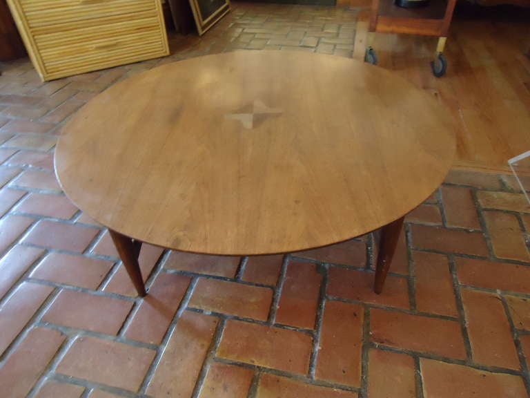 Mid Century Modern Round Coffee Table In Excellent Condition In Redding, CT