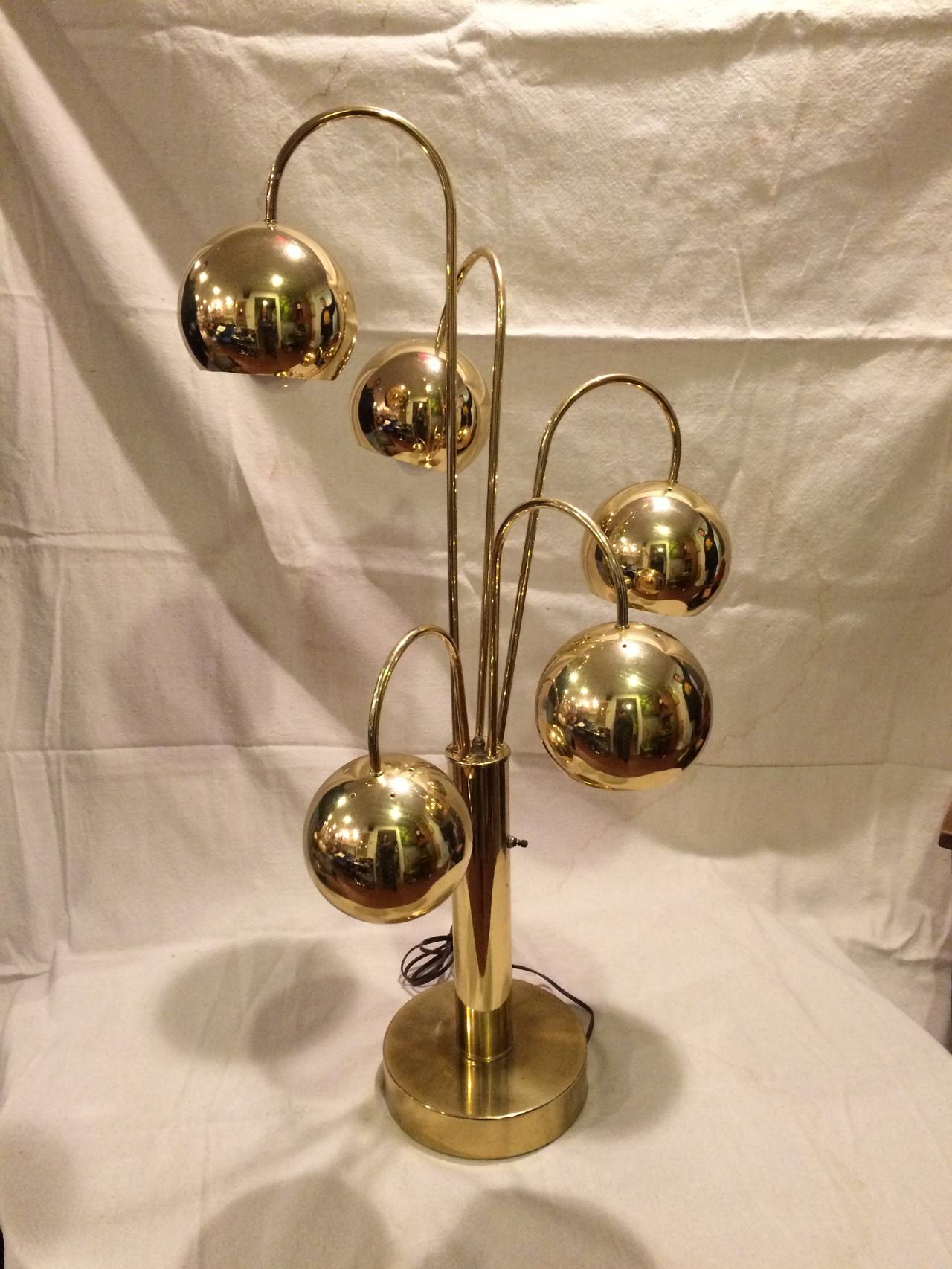 Monumental Pair of brass Mid-Century atomic eyeball table lamps by Sonneman. Excellent condition. Fabulous waterfall design. Three-way switch. First two orbs light up, then the other three,  then all five. Arms are somewhat adjustable so can vary in