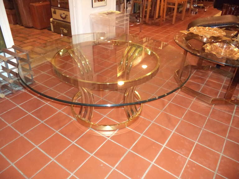 Table basse ronde sculpturale en laiton et verre 3