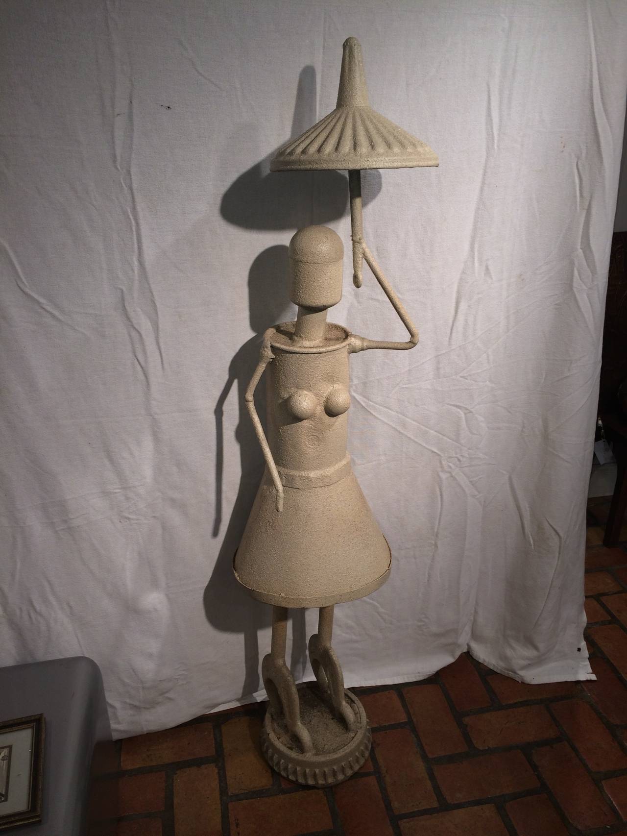 Lifesize  Skulptur einer Frau des Künstlers Jon Westberg. Diese beeindruckende Industrieskulptur einer Frau mit Regenschirm trägt den Titel 