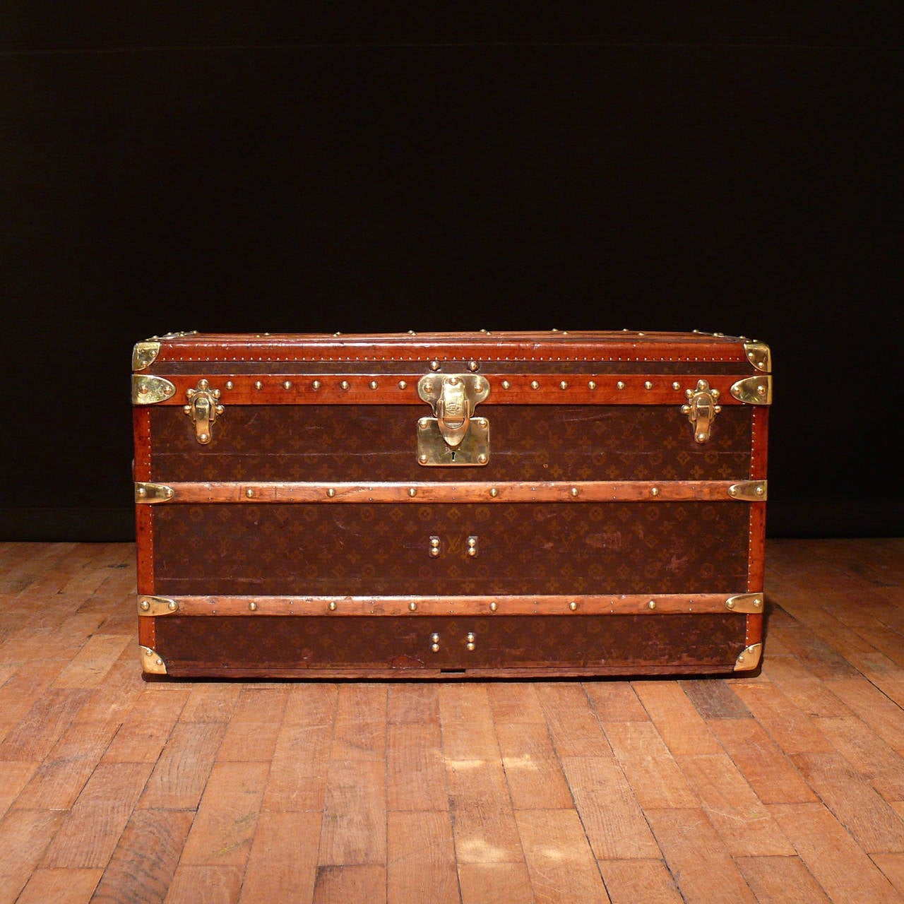 A wonderful Louis Vuitton monogram canvas shoe trunk with lozine trim, leather handles and yellow striped livery, circa 1935. Includes an original key for the trunk.

Dimensions: 91.5 cm x 39 cm x 49 cm

Member of LAPADA.